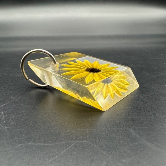Vintage Carved Lucite Pendant Key Ring Yellow Daisy Flower Power 1970s Retro - Picture 3 of 11